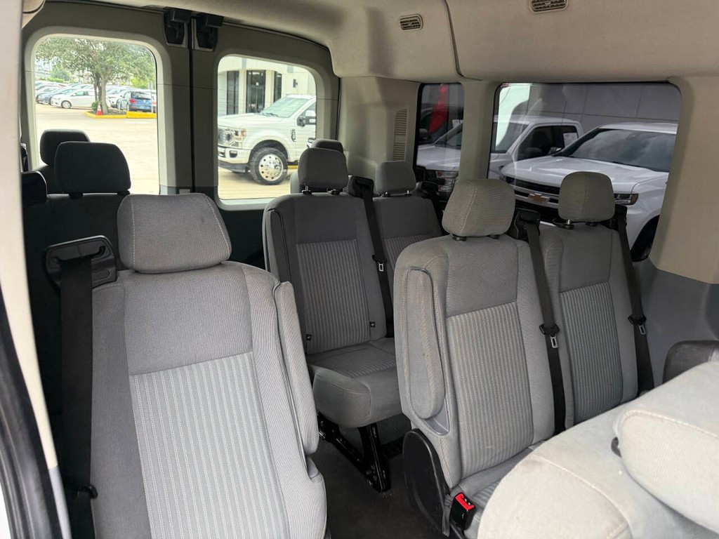 Ford Transit Wagon Vehicle Full-screen Gallery Image 29