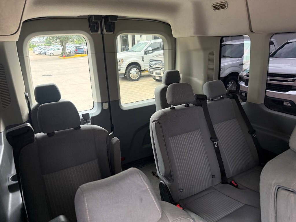 Ford Transit Wagon Vehicle Full-screen Gallery Image 31