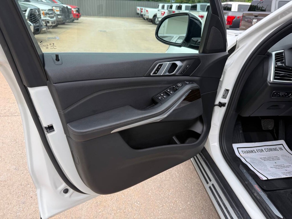 BMW X5 Vehicle Full-screen Gallery Image 07