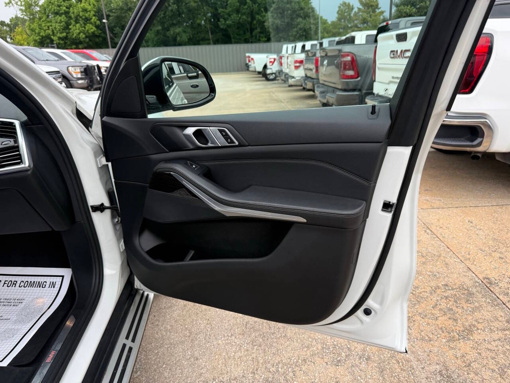 BMW X5 Vehicle Full-screen Gallery Image 10