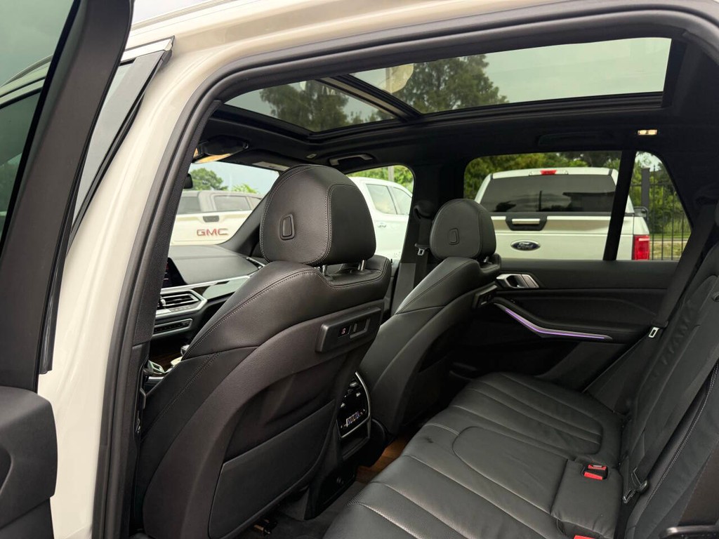 BMW X5 Vehicle Full-screen Gallery Image 11