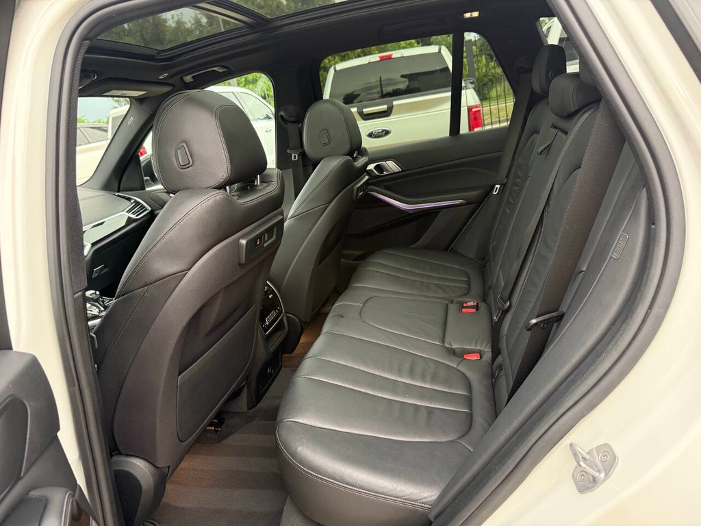 BMW X5 Vehicle Full-screen Gallery Image 12