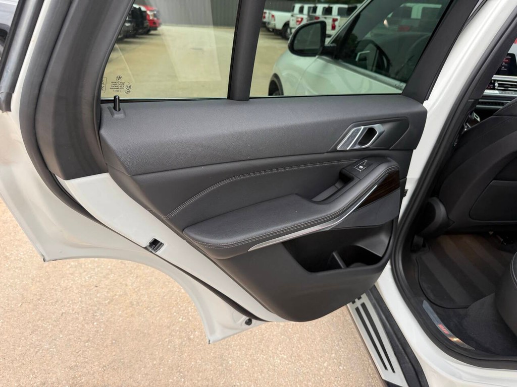 BMW X5 Vehicle Full-screen Gallery Image 13