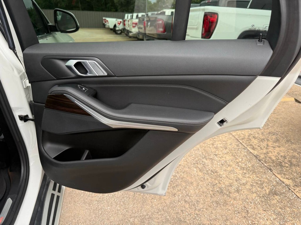 BMW X5 Vehicle Full-screen Gallery Image 15