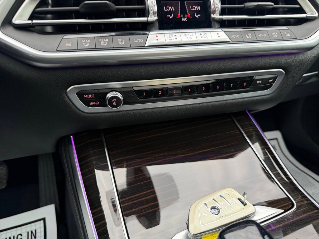 BMW X5 Vehicle Full-screen Gallery Image 31