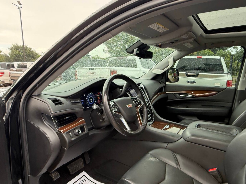 Cadillac Escalade ESV Vehicle Full-screen Gallery Image 06