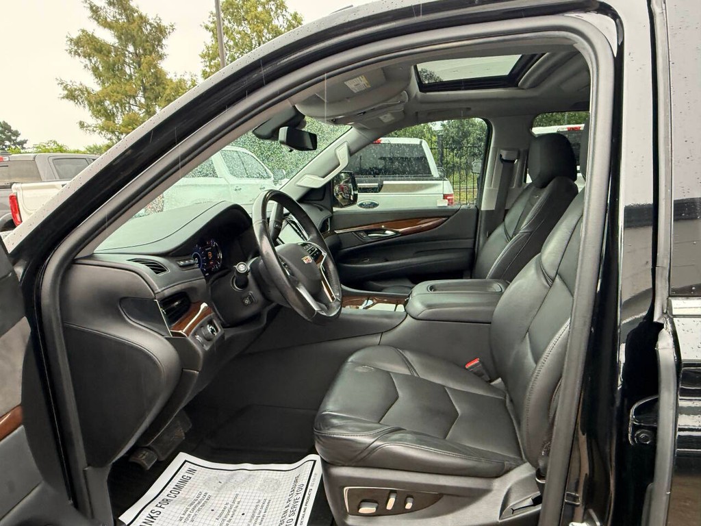 Cadillac Escalade ESV Vehicle Full-screen Gallery Image 07