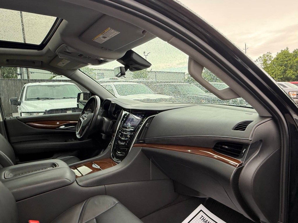 Cadillac Escalade ESV Vehicle Full-screen Gallery Image 09