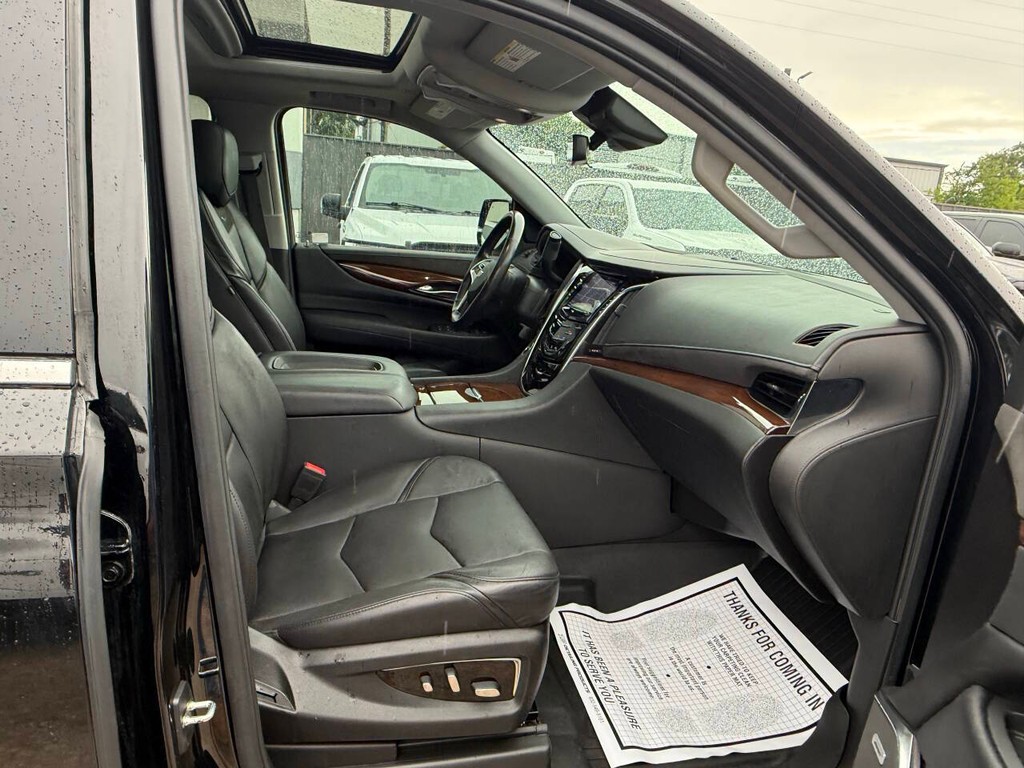 Cadillac Escalade ESV Vehicle Full-screen Gallery Image 10