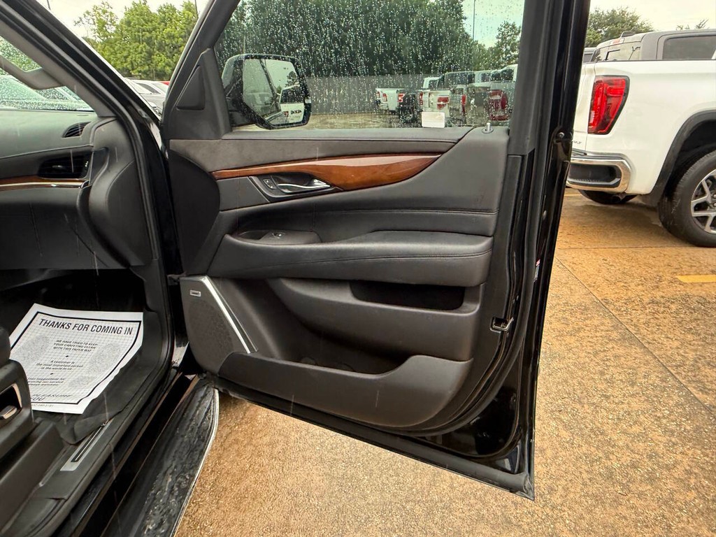Cadillac Escalade ESV Vehicle Full-screen Gallery Image 11