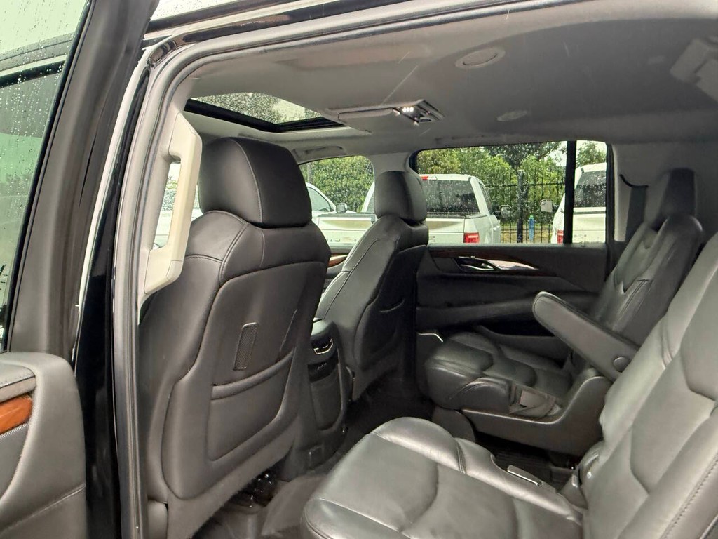Cadillac Escalade ESV Vehicle Full-screen Gallery Image 12