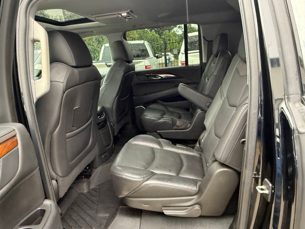 Cadillac Escalade ESV Vehicle Full-screen Gallery Image 13