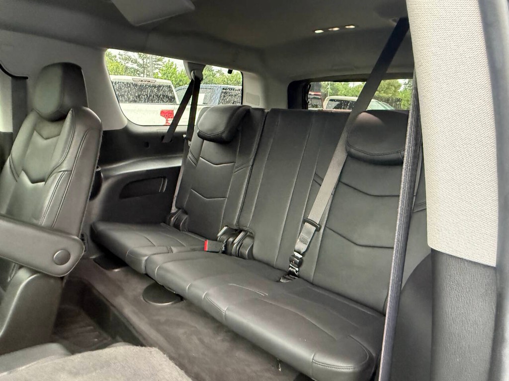 Cadillac Escalade ESV Vehicle Full-screen Gallery Image 14