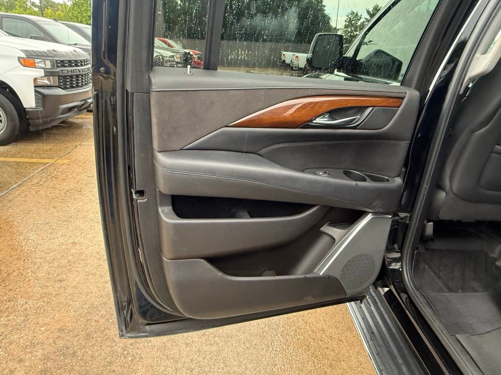 Cadillac Escalade ESV Vehicle Full-screen Gallery Image 15