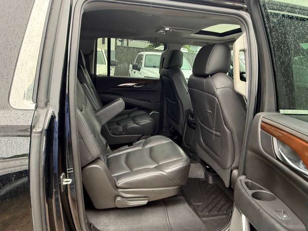 Cadillac Escalade ESV Vehicle Full-screen Gallery Image 16