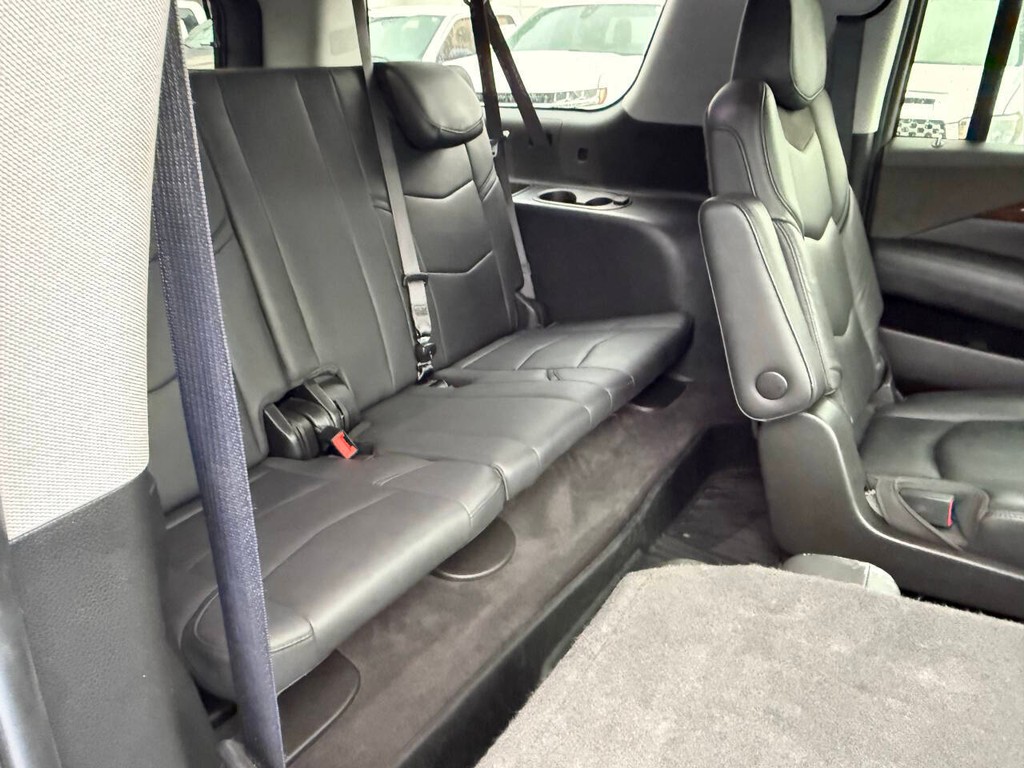 Cadillac Escalade ESV Vehicle Full-screen Gallery Image 17