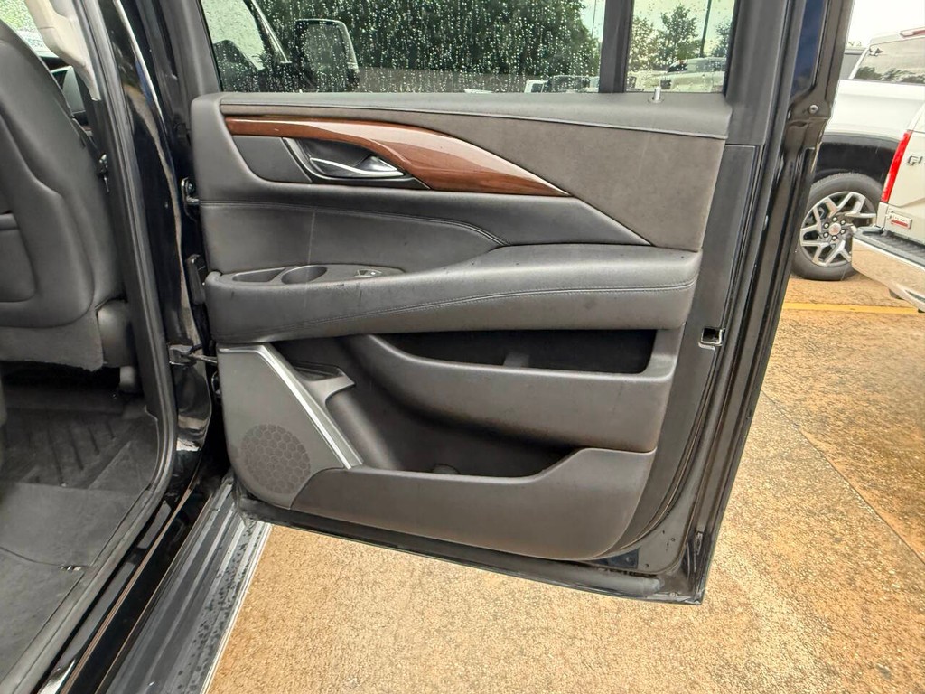 Cadillac Escalade ESV Vehicle Full-screen Gallery Image 18