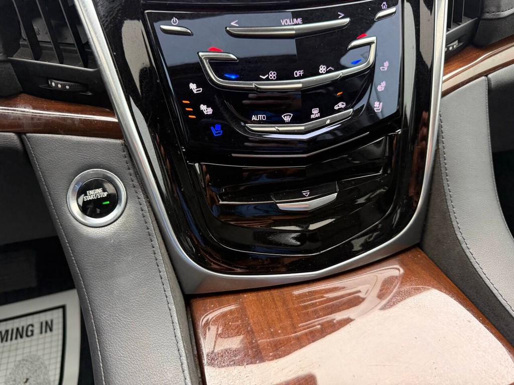 Cadillac Escalade ESV Vehicle Full-screen Gallery Image 30