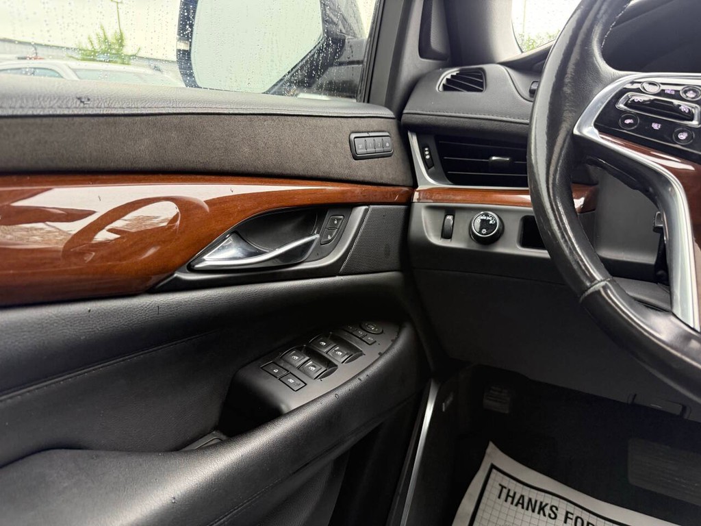 Cadillac Escalade ESV Vehicle Full-screen Gallery Image 32