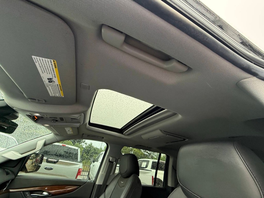 Cadillac Escalade ESV Vehicle Full-screen Gallery Image 33
