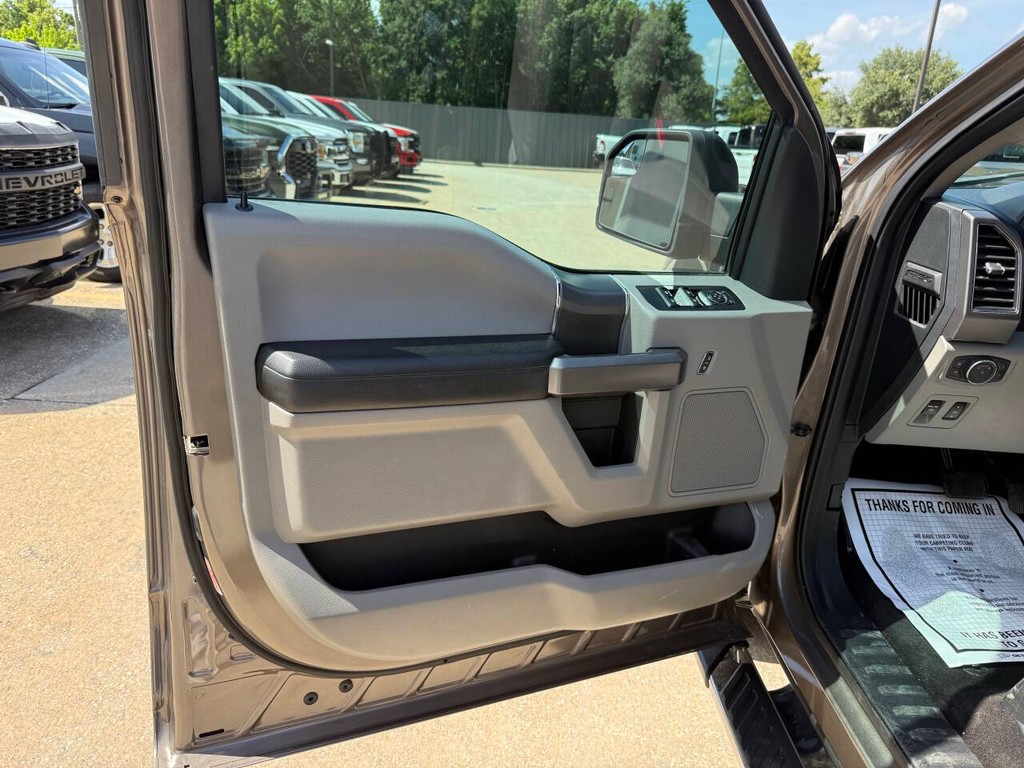 Ford F-150 Vehicle Full-screen Gallery Image 08