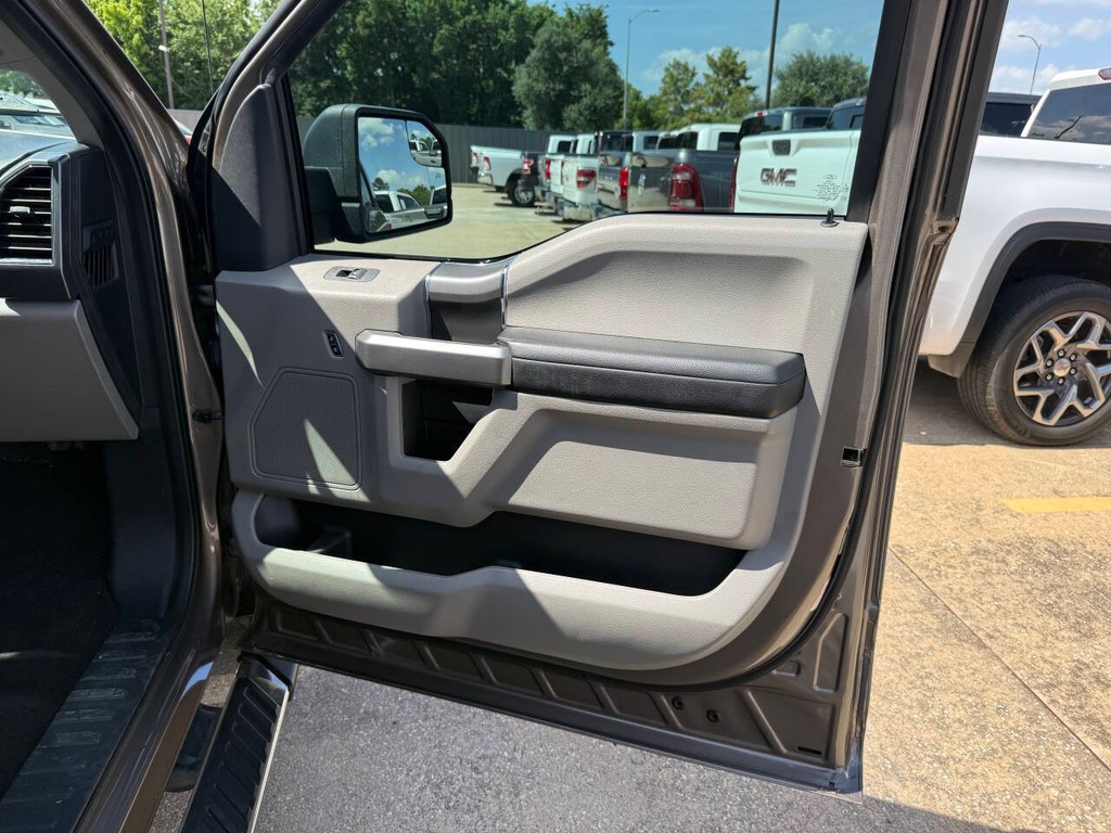 Ford F-150 Vehicle Full-screen Gallery Image 11