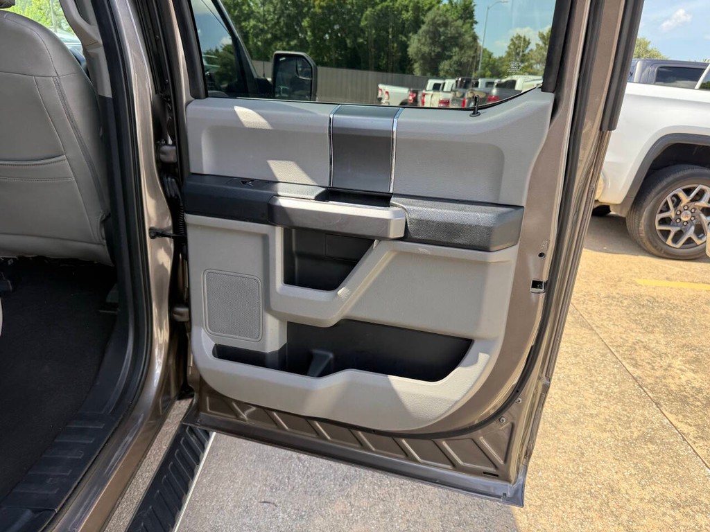 Ford F-150 Vehicle Full-screen Gallery Image 16