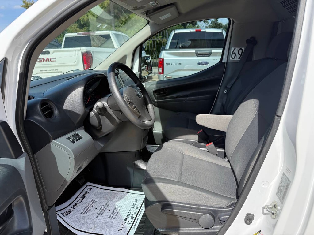 Nissan NV200 Compact Cargo Vehicle Full-screen Gallery Image 07