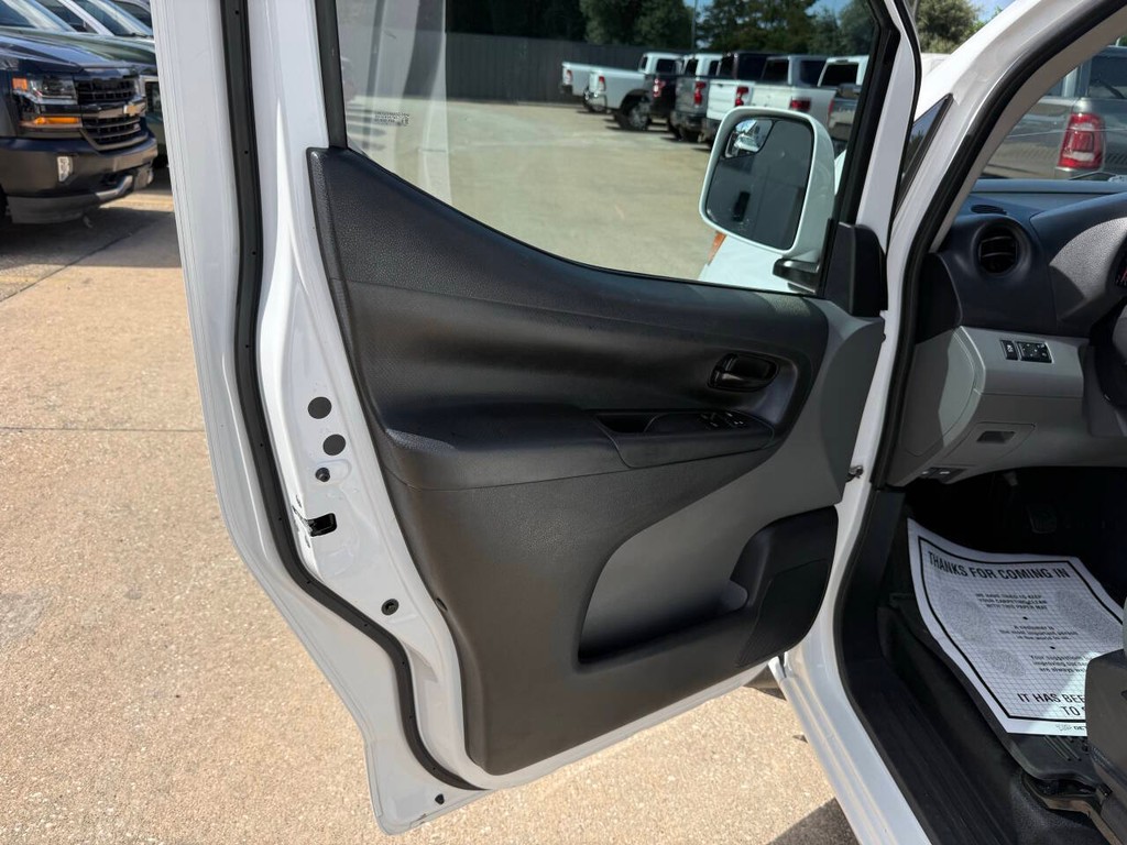 Nissan NV200 Compact Cargo Vehicle Full-screen Gallery Image 08