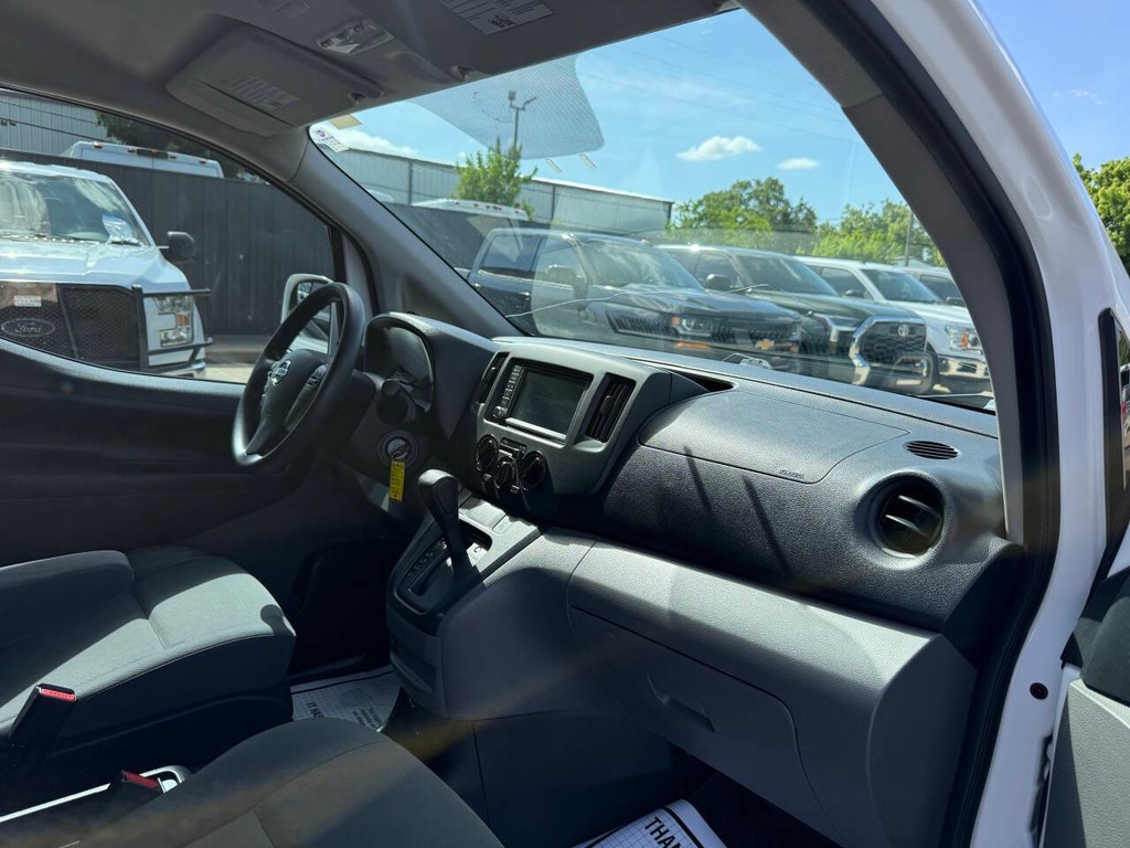 Nissan NV200 Compact Cargo Vehicle Full-screen Gallery Image 09