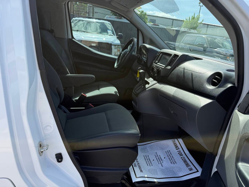 Nissan NV200 Compact Cargo Vehicle Full-screen Gallery Image 10
