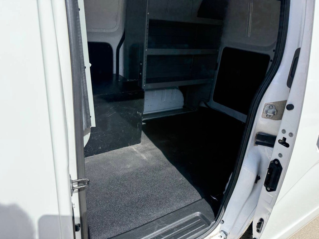 Nissan NV200 Compact Cargo Vehicle Full-screen Gallery Image 24