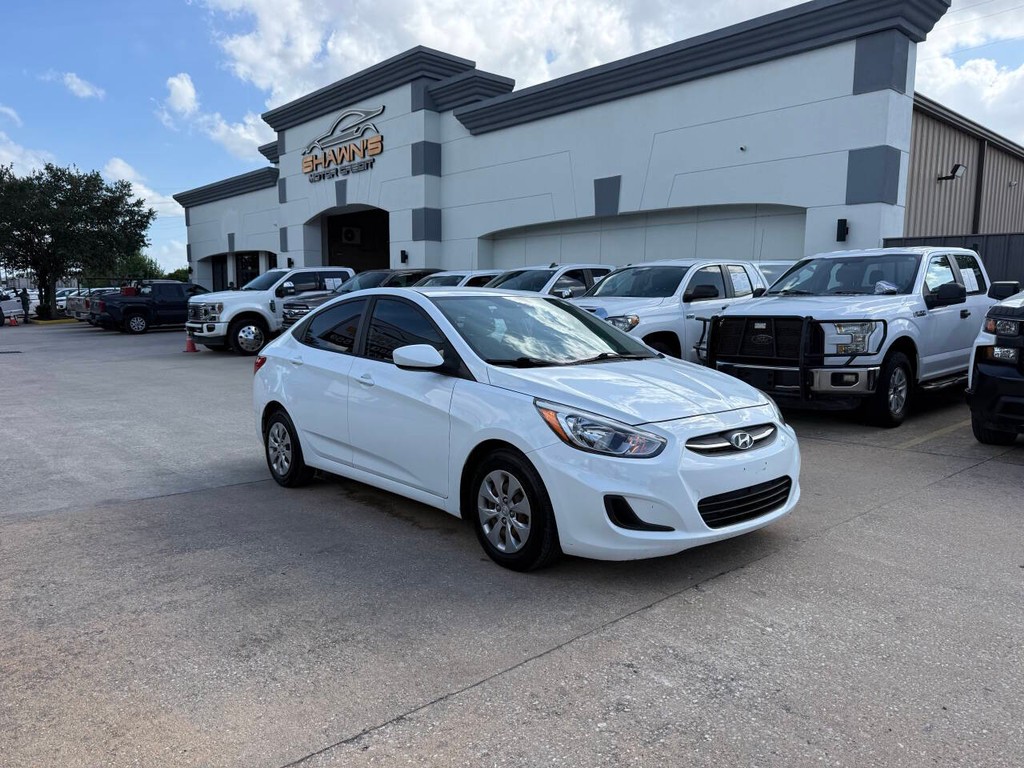Hyundai Accent 4-Door Vehicle Full-screen Gallery Image 02