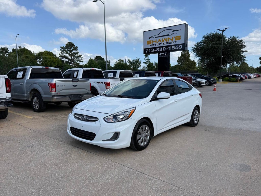 Hyundai Accent 4-Door Vehicle Full-screen Gallery Image 03