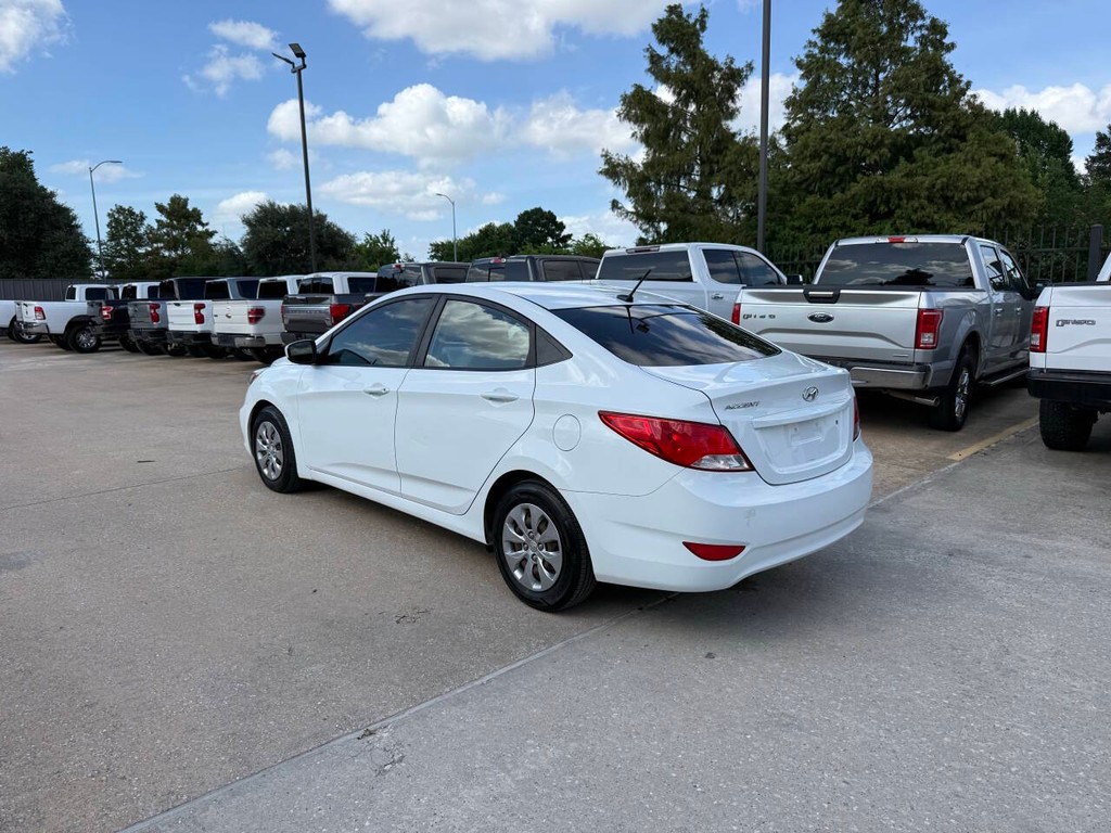 Hyundai Accent 4-Door Vehicle Full-screen Gallery Image 04