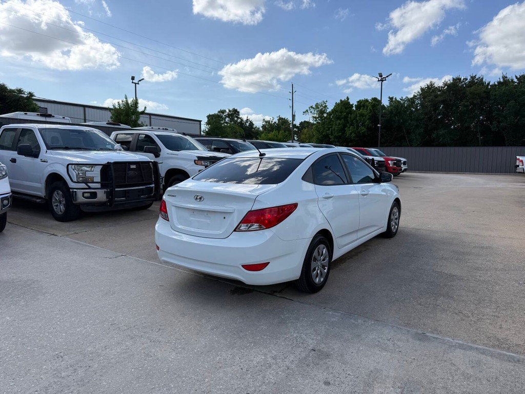 Hyundai Accent 4-Door Vehicle Full-screen Gallery Image 05