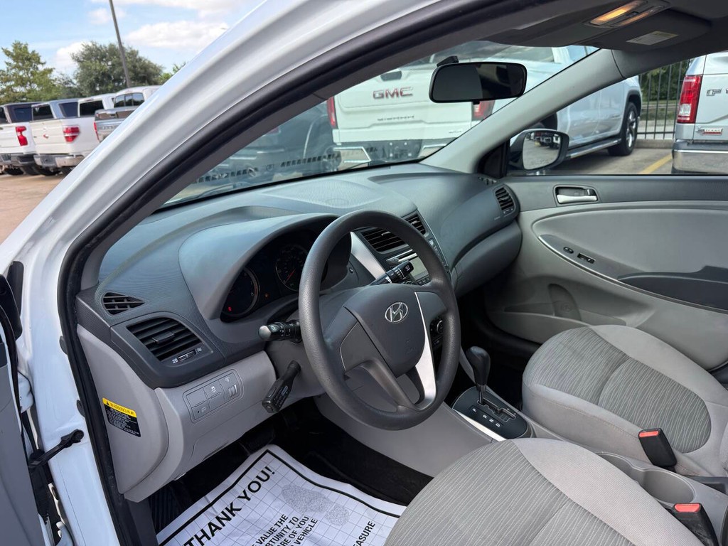 Hyundai Accent 4-Door Vehicle Full-screen Gallery Image 06