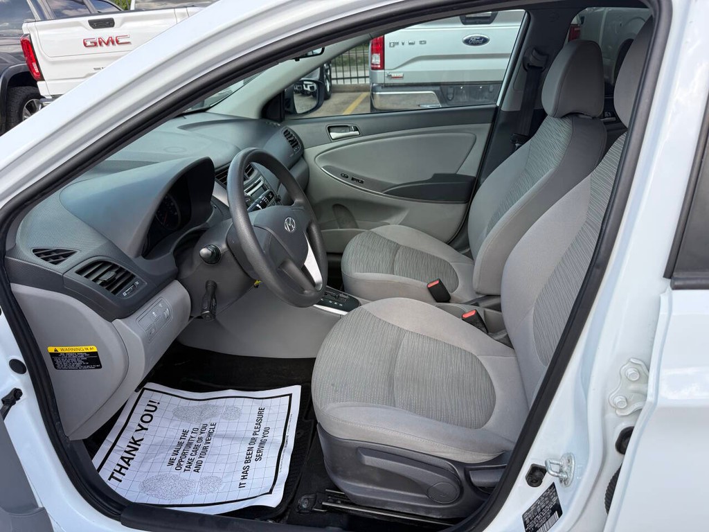 Hyundai Accent 4-Door Vehicle Full-screen Gallery Image 07
