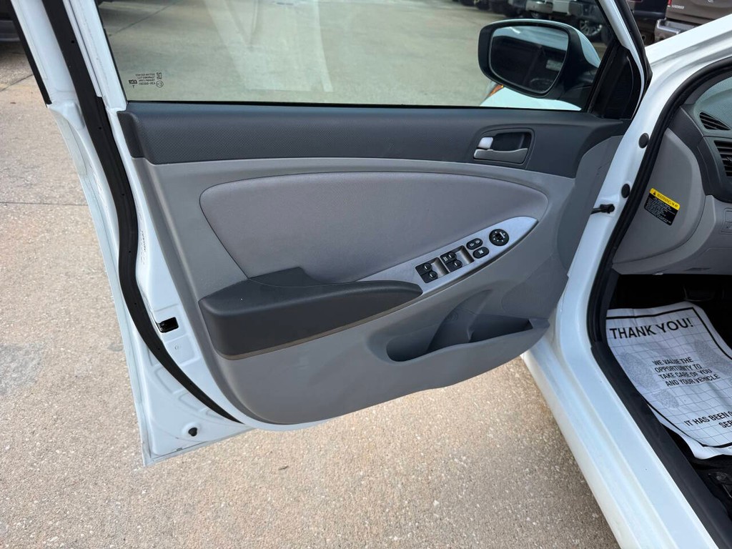 Hyundai Accent 4-Door Vehicle Full-screen Gallery Image 08