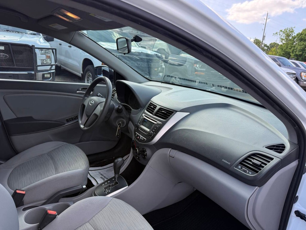 Hyundai Accent 4-Door Vehicle Full-screen Gallery Image 09