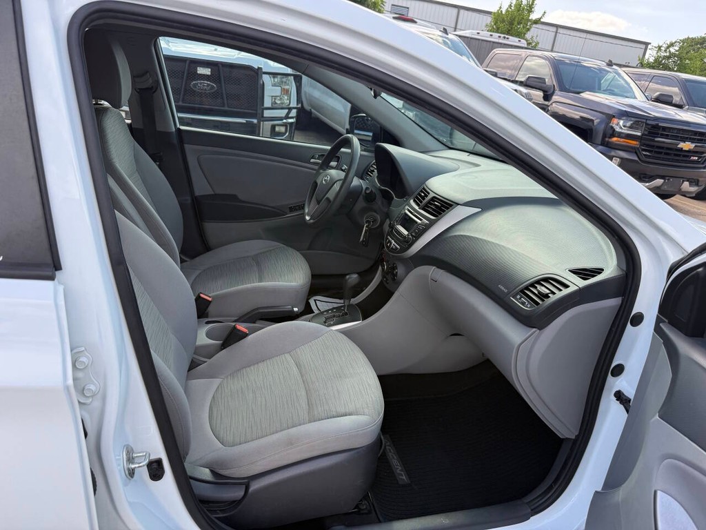 Hyundai Accent 4-Door Vehicle Full-screen Gallery Image 10