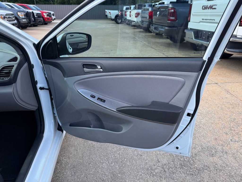 Hyundai Accent 4-Door Vehicle Full-screen Gallery Image 11