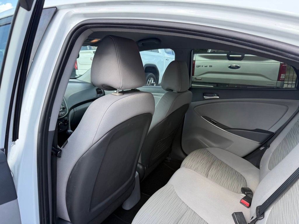 Hyundai Accent 4-Door Vehicle Full-screen Gallery Image 12