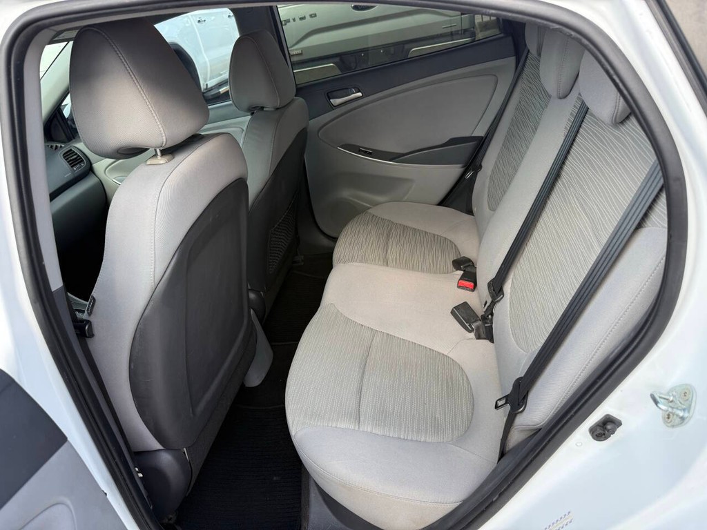 Hyundai Accent 4-Door Vehicle Full-screen Gallery Image 13