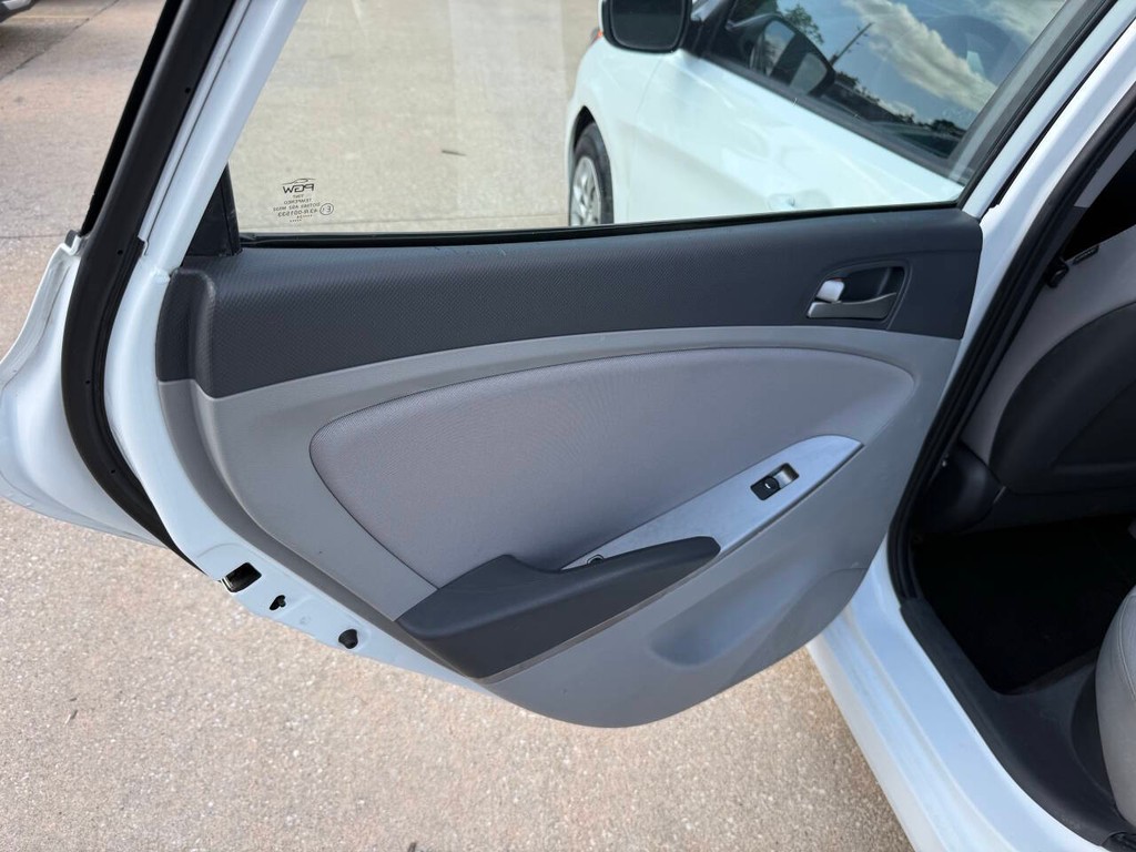 Hyundai Accent 4-Door Vehicle Full-screen Gallery Image 14