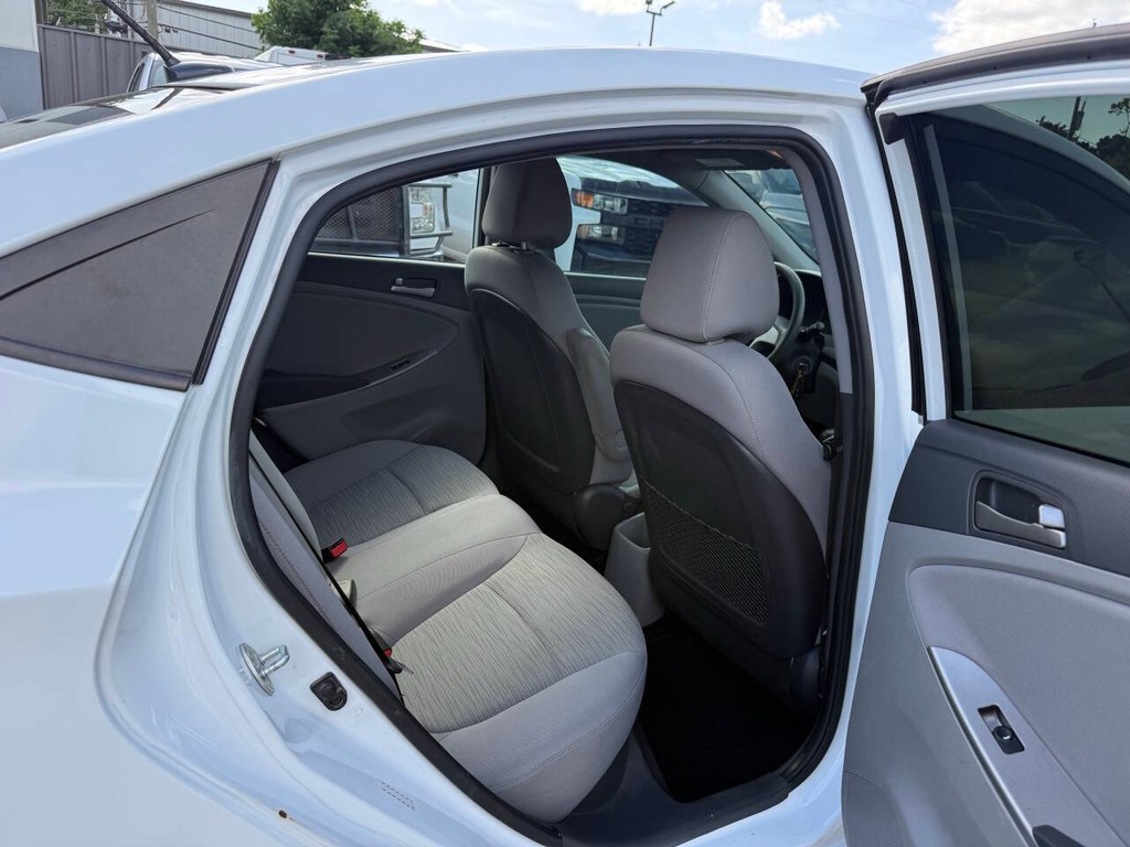 Hyundai Accent 4-Door Vehicle Full-screen Gallery Image 15