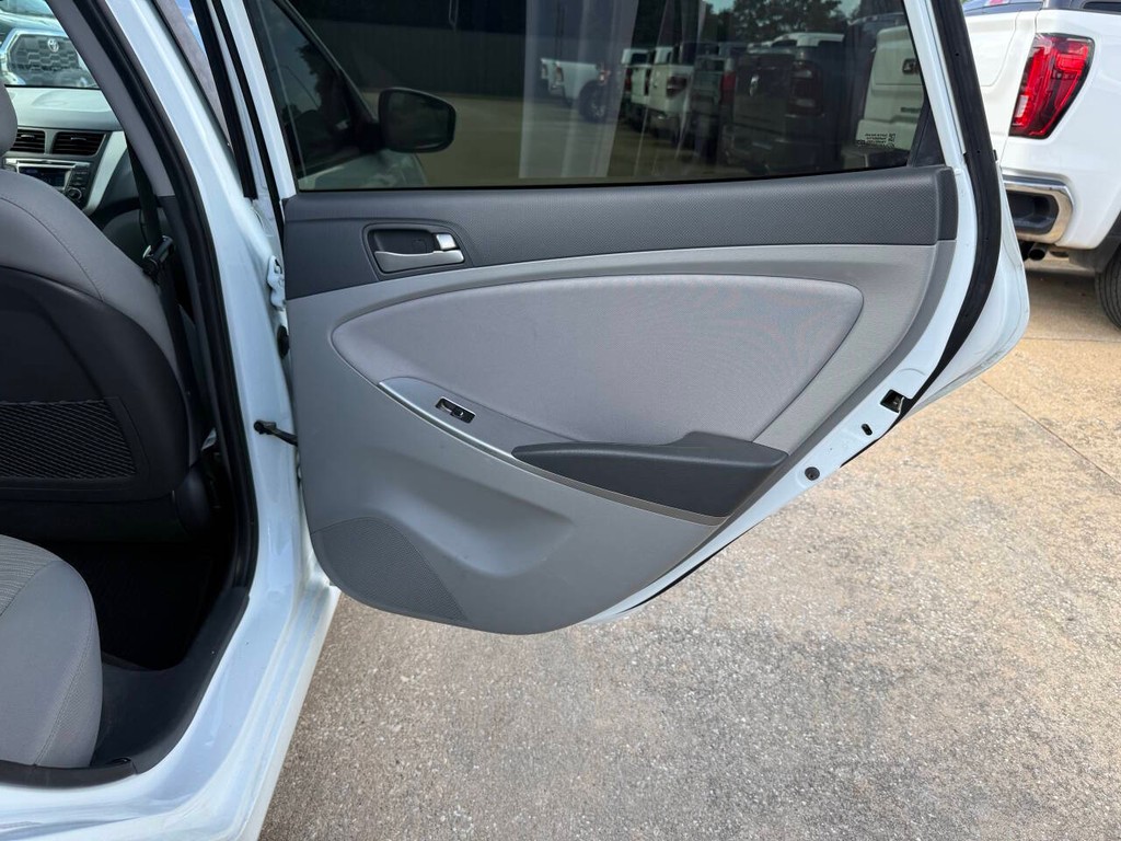 Hyundai Accent 4-Door Vehicle Full-screen Gallery Image 16
