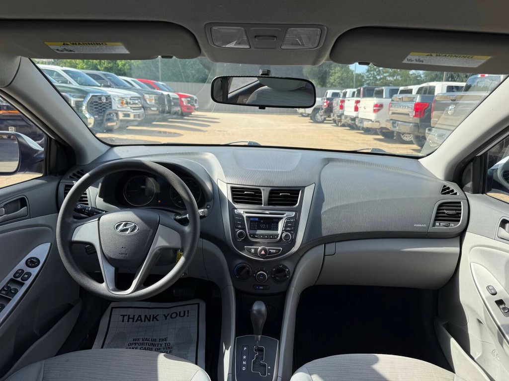 Hyundai Accent 4-Door Vehicle Full-screen Gallery Image 17