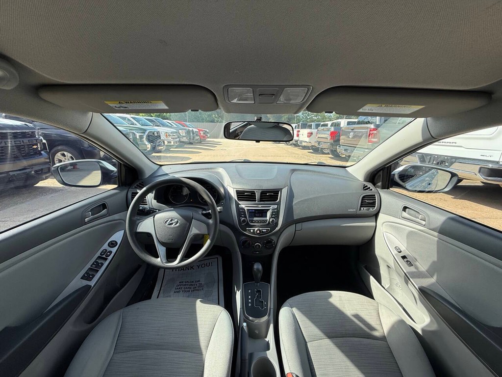 Hyundai Accent 4-Door Vehicle Full-screen Gallery Image 18