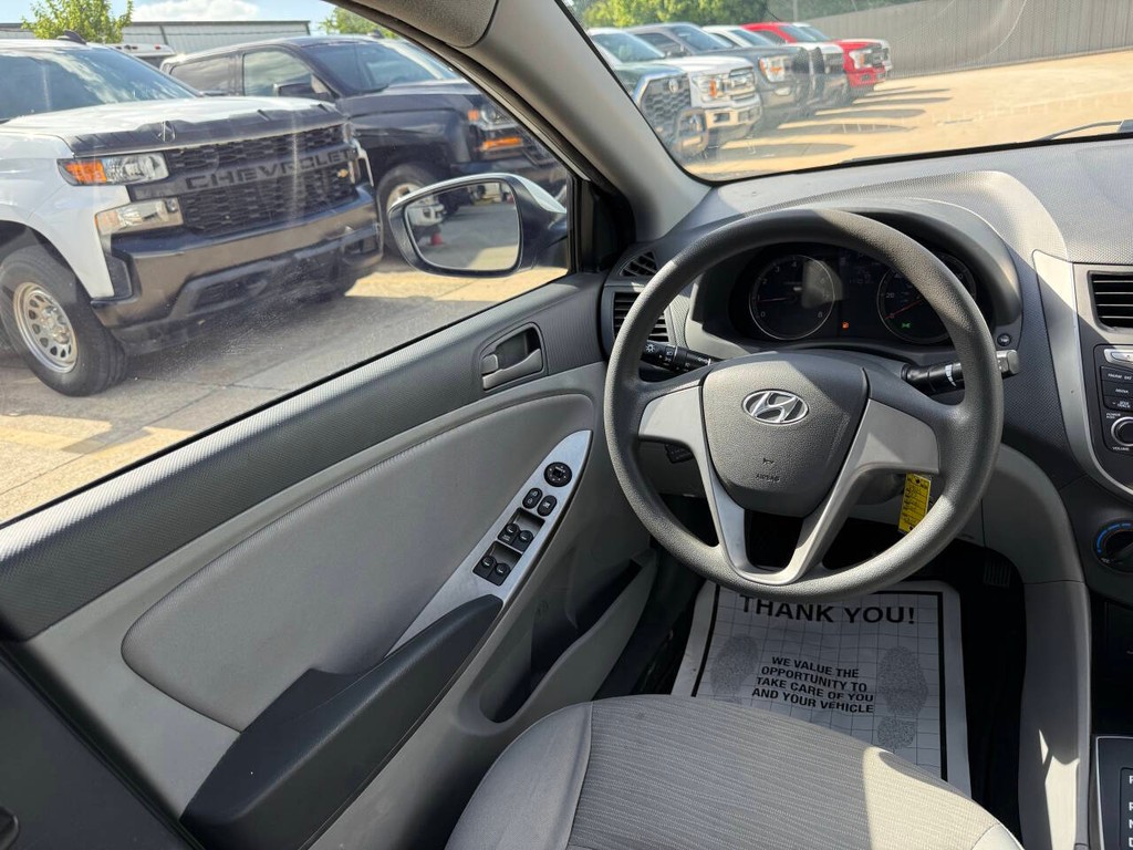 Hyundai Accent 4-Door Vehicle Full-screen Gallery Image 19